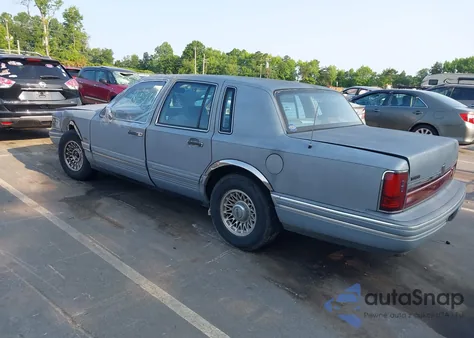 1993 Lincoln Town Car Executive z USA, uszkodzony, nr VIN 1LNLM81W8PY626163